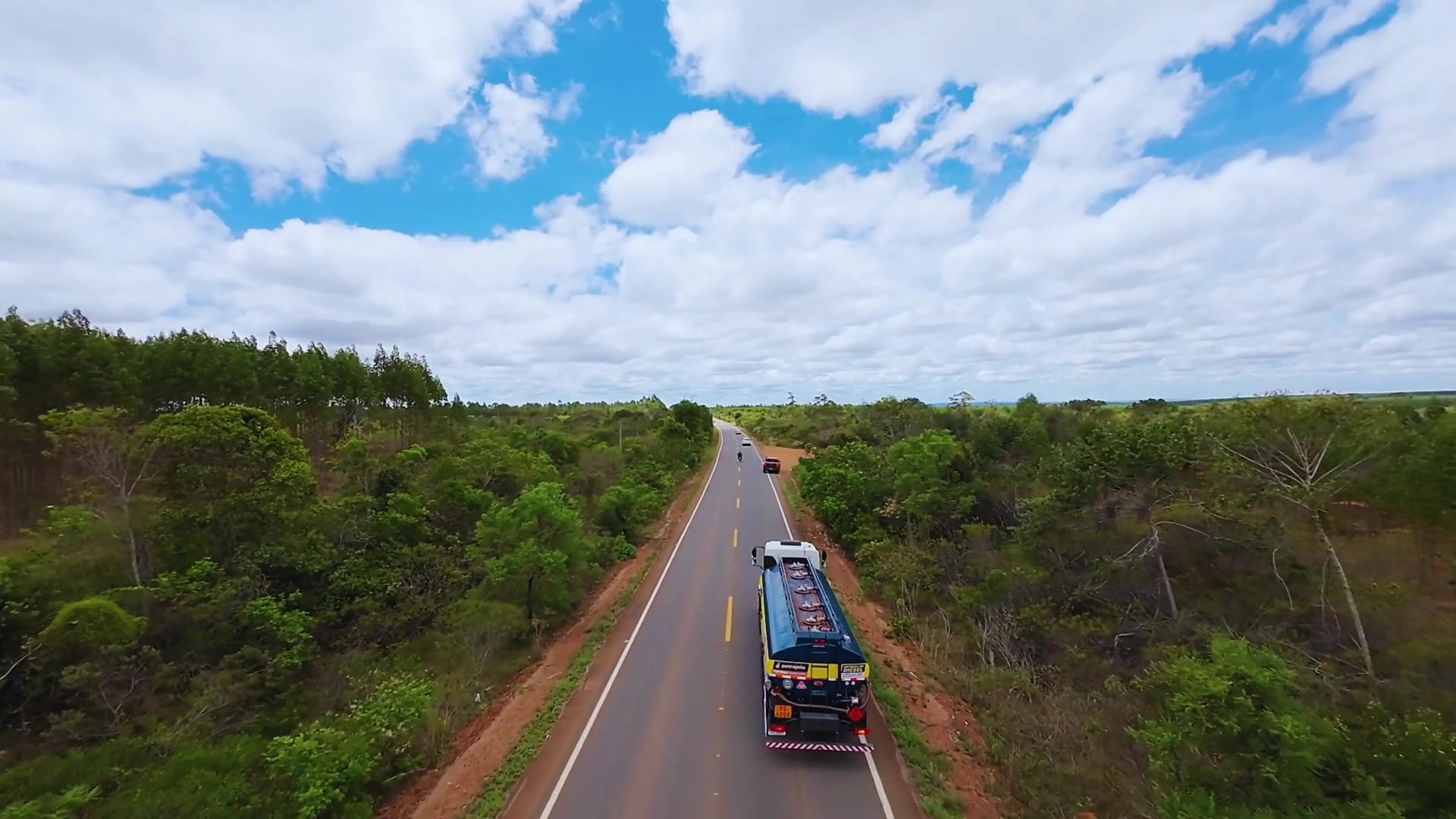 Caminhão-tanque Petrojoia em rodovia
